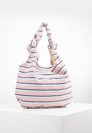 Gestreepte stoffen tas met roze, blauwe en witte horizontale lijnen en geknoopte dubbele handvatten, tentoongesteld op een wit voetstuk.