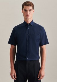 Camicia navy a maniche corte, con bottone davanti, colletto ordinato, tasca singola sul petto, texture liscia, design aderente, adatta per un abbigliamento casual o semi-formale.