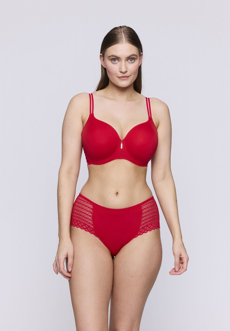 Completo con reggiseno rosso e slip a vita alta. Tessuto liscio con spalline regolabili. Gli slip presentano dettagli in pizzo sui lati. Design semplice e senza cuciture.