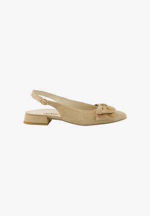 Chaussure plate beige en daim avec bride arrière, talon bas et nœud décoratif sur l'avant pointu.