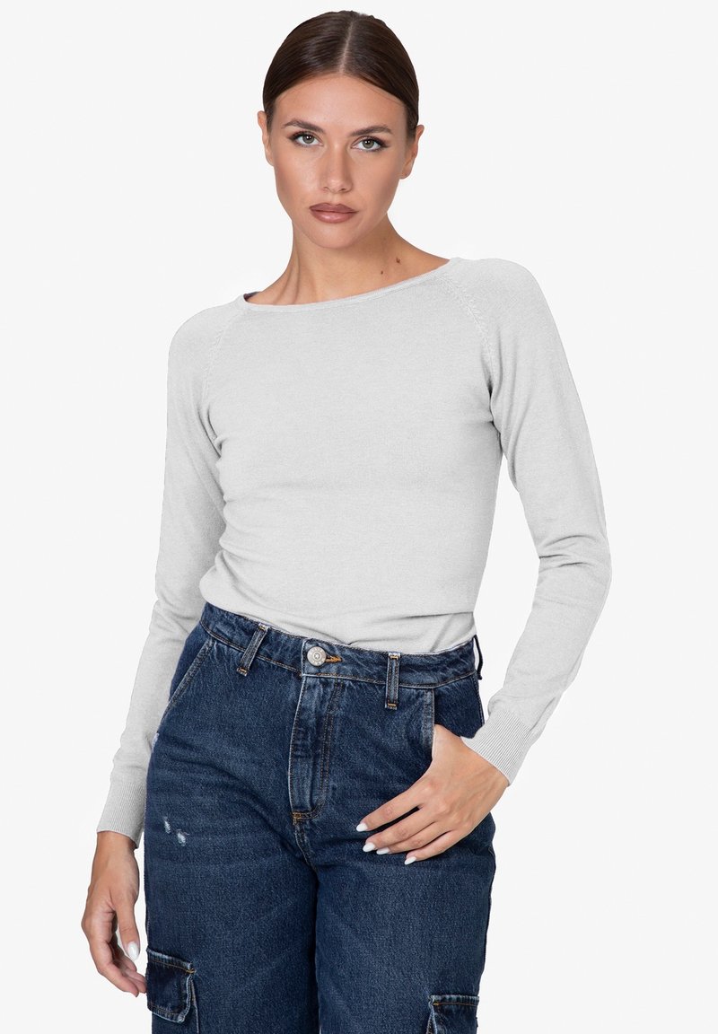 Lichtgrijze longsleeve met een ronde hals, voorzien van geribbelde manchetten en een gladde textuur, gecombineerd met donkerblauwe high-waisted denim broek.