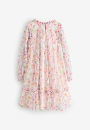 Rochie florală cu mâneci lungi, având o paletă de culori pastelate, guler ruffles și fustă stratificată cu modele de flori roz și galbene.