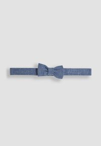 Denim-mallinen tehty solmio, joka on valmistettu teksturoidusta sinisestä kankaasta. Siinä on keskellä kaunis solmu ja kapea hihna säädettävää istuvuutta varten.