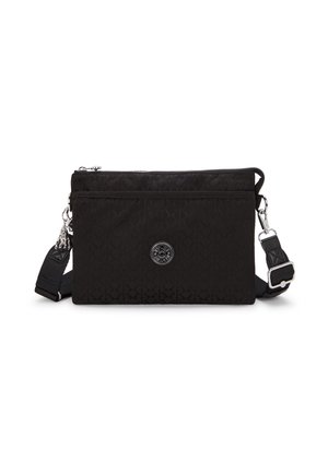 Schwarze Stoff-Crossbody-Tasche mit einem strukturierten geometrischen Muster, Reißverschlussverschluss und abnehmbarem Schulterriemen. Mit einem runden Logo-Emblem auf der Vorderseite.