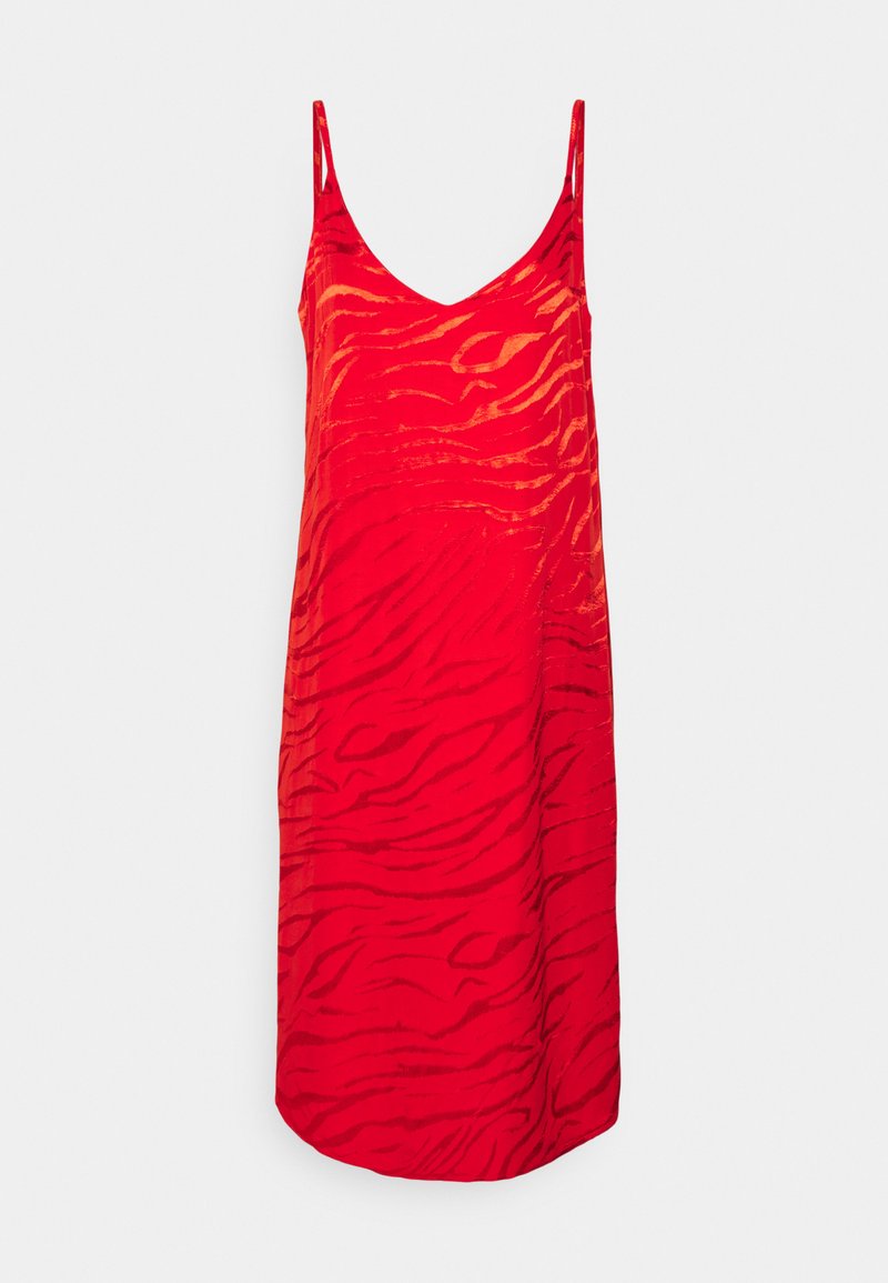 Vestido vermelho de alças finas com padrão de listras de tigre, apresentando um decote em V e uma silhueta fluida. Tecido leve com textura suave.