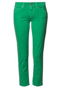 Jeans verdes ajustados de mezclilla, con un diseño clásico de cinco bolsillos, costuras visibles y un cierre frontal con botón.