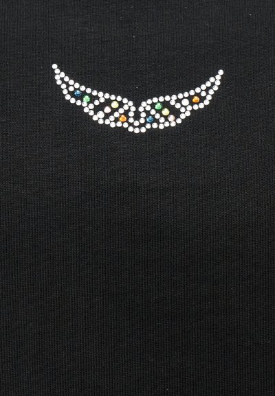 Καμπυλωτό μοτίβο σε σχήμα φτερού με μικρές λευκές και πολύχρωμες στρας σε μαύρο πλεκτό ύφασμα.