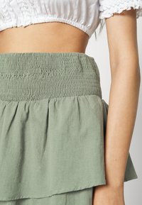 Vero Moda Falda acampanada - light green