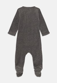 Donkergrijs fleece babysuit met lange mouwen en voetjes, plat gelegd en de achterkant zichtbaar.