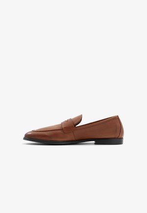 Hnědé kožené mokasíny s nízkým profilem, kulatou špičkou a prošívanými detaily na svršku. Pevná černá podrážka s hladkým povrchem.