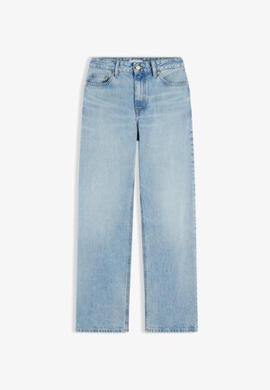 Jean bleu clair taille haute à jambes droites avec cinq poches, fermeture par bouton et passants de ceinture, présenté sur fond blanc.