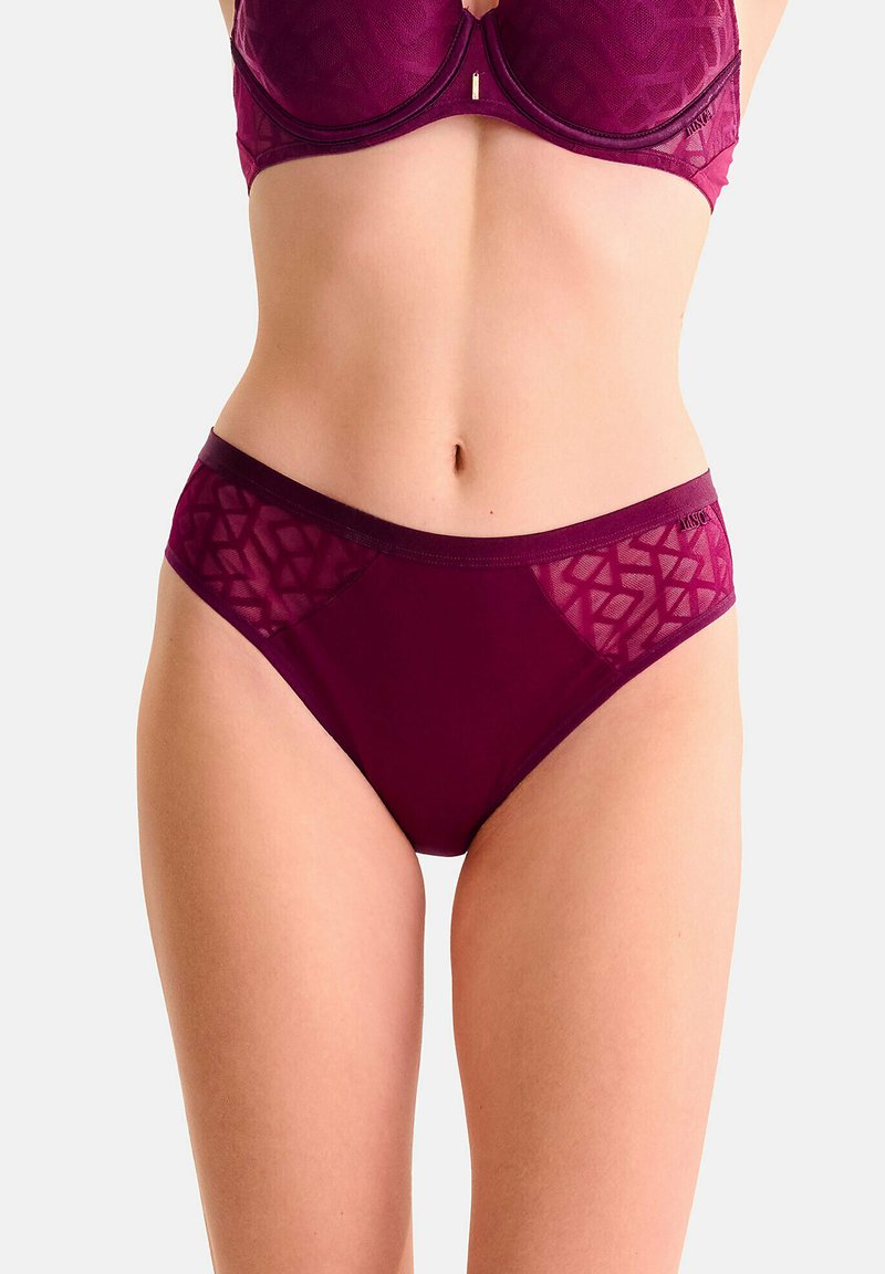Soutien-gorge bordeaux et culottes hipster assorties, présentant un design en maille géométrique, un tissu lisse et une taille élastique douce pour le confort.