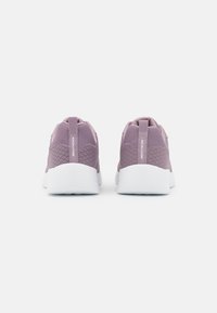 Scarpe sportive viola con una tomaia in mesh testurizzato, suole bianche morbide e linguette sul tallone per una facile calzata. Branding minimale sui lati.