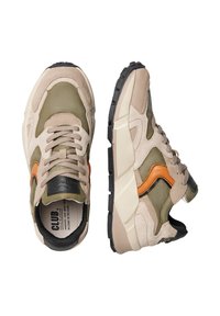 Sneaker beige e verde oliva con un design in materiali misti, caratterizzati da scamosciato, rete e dettagli neri. Suola con texture e battistrada e dettagli arancioni.