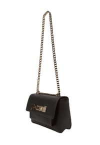 Borsa a tracolla in finta pelle nera con patta e cadena, con il logo dorato "just cavalli" sul davanti e una texture liscia.
