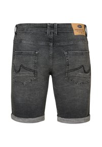 Pantalones cortos de mezclilla oscura con dobladillo enrollado, que cuentan con dos bolsillos traseros con costuras decorativas y una etiqueta marrón en la cinturilla.