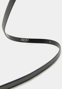 Czarny pasek z eko skóry o gładkiej teksturze, z wytłoczonym nazwą marki "LIU•JO MILANO" i oznaczeniem rozmiaru "S" w kolorze srebrnym.