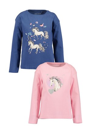 Zwei langärmlige Kinderhemden, eines blau mit zwei springenden Pferden und Blumen, eines rosa mit einem Pferdekopf in einem Herz.