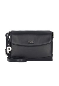 Bolso cruzado de cuero negro con cierre de solapa, herrajes de plata y una correa ajustable que presenta un charm en forma de "P" en plata.