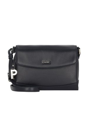 Borsa a tracolla in pelle nera con chiusura a patta, hardware in argento e una tracolla regolabile con un charm a forma di "P" in argento.