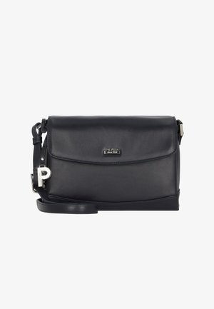 Zwarte leren schoudertas met klepsluiting, zilveren hardware en een verstelbare band met een zilveren "P" charme.