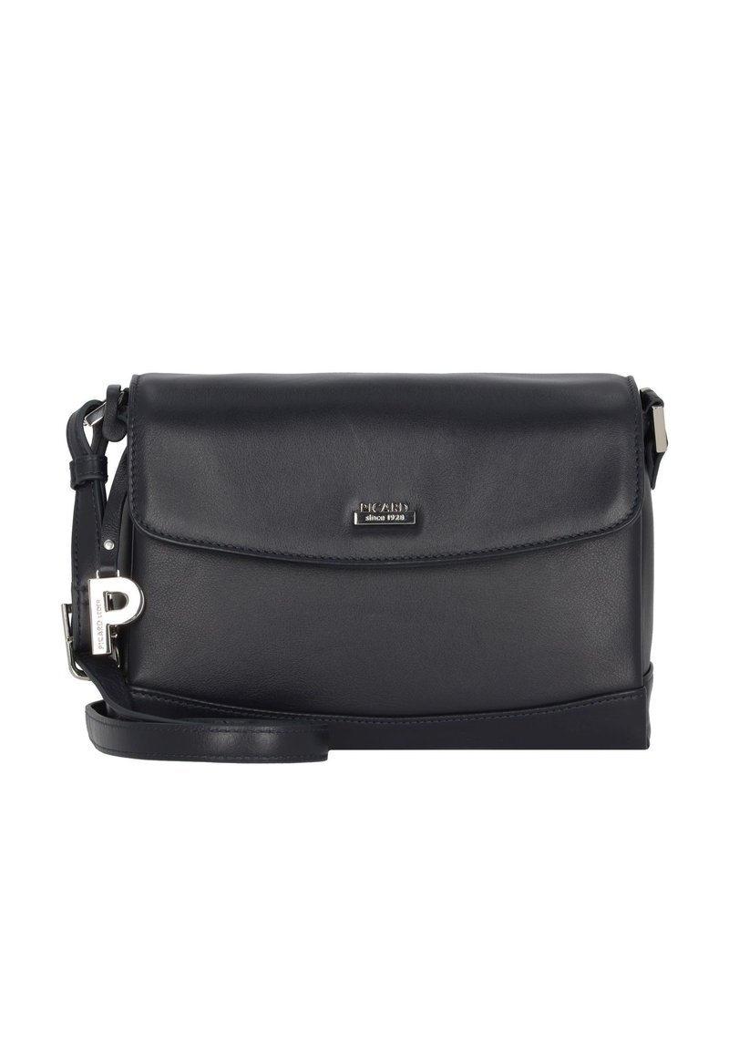 Bolso cruzado de cuero negro con cierre de solapa, herrajes de plata y una correa ajustable que presenta un charm en forma de "P" en plata.