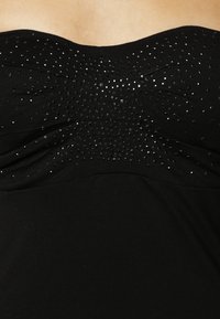 Haut noir bustier sans bretelles avec un design froncé, orné d'un motif décoratif de petits strass noirs sur la zone du buste pour l'embellissement.