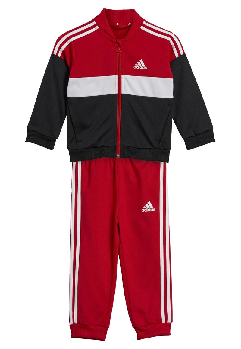 Chándal Adidas en rojo y negro que incluye una chaqueta con cremallera y rayas blancas, y pantalones con rayas y logotipo a juego. Material textil suave.
