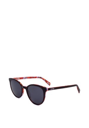 Occhiali da sole a occhi di gatto in tartaruga con lenti scure e logo Levi's sulle aste, mostrati su sfondo bianco.