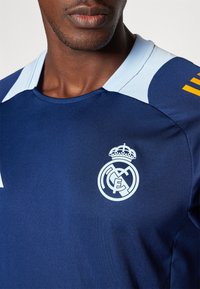 adidas Performance REAL MADRID TIRO 24 COMPETITION - Klupska odjeća - team navy blue/crew orange/glow blue