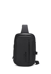 Zaino a tracolla nero realizzato in tessuto liscio, dotato di tasca frontale con zip, strap regolabile e logo del marchio stampato in verticale.