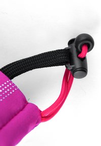 Lila Stofftasche mit schwarzem geflochtenem Riemen; verfügt über eine pinkfarbene Akzentkordel mit einem schwarzen Stopper. Die Textur ist glatt mit kleinen reflektierenden Punkten.