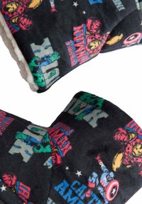Svarta fleece-tofflor med Marvel-superhjältarna Iron Man, Hulk och Captain America tryckta i färgglada mönster och text.