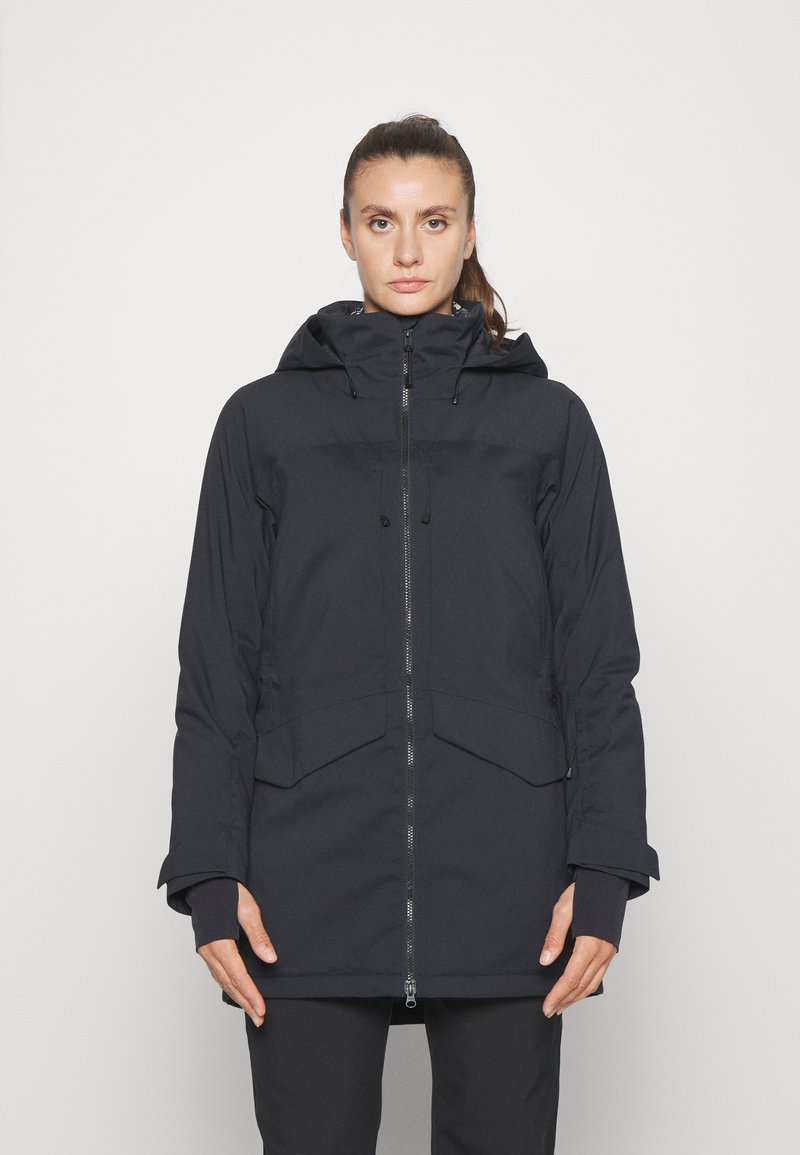 Parka noire imperméable avec capuche, fermeture éclair à l'avant et deux grandes poches avant. Présente un design épuré et des cordons de serrage réglables.