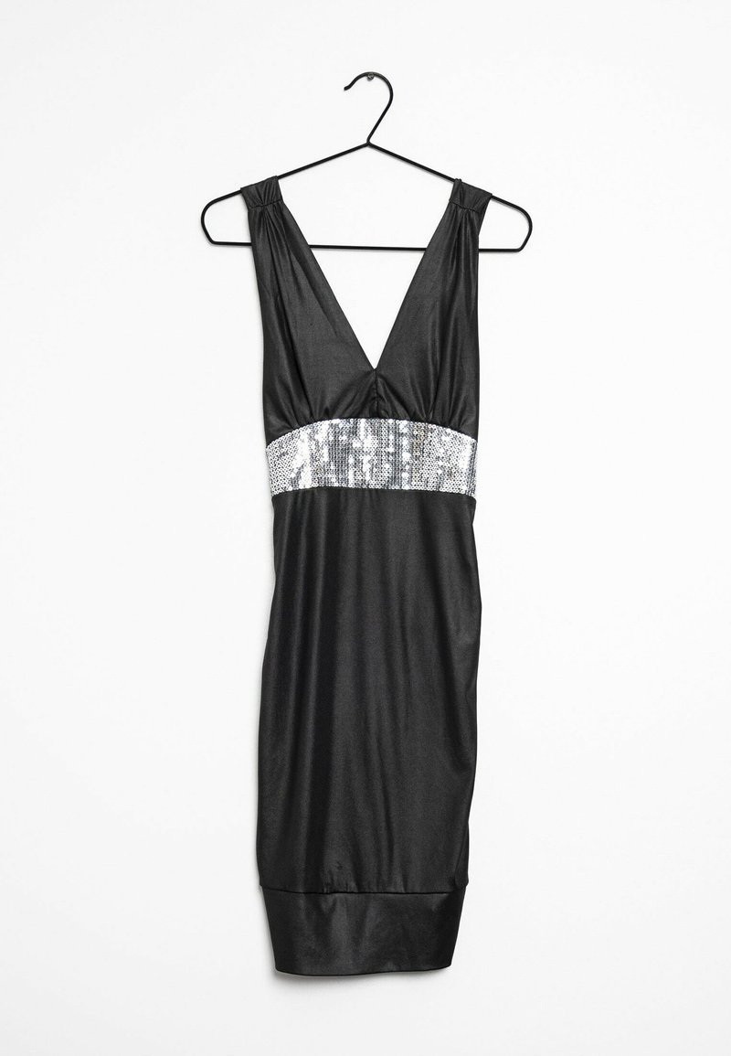 Robe noire sans manches avec un col en V profond et une large ceinture argentée à sequins, suspendue à un cintre noir sur fond blanc.