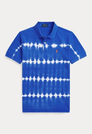 Sinine polomees valgete horisontaalsete triibuliste lipsuvärvidega ja vasakul rinnal väike oranž tikandiga logo.