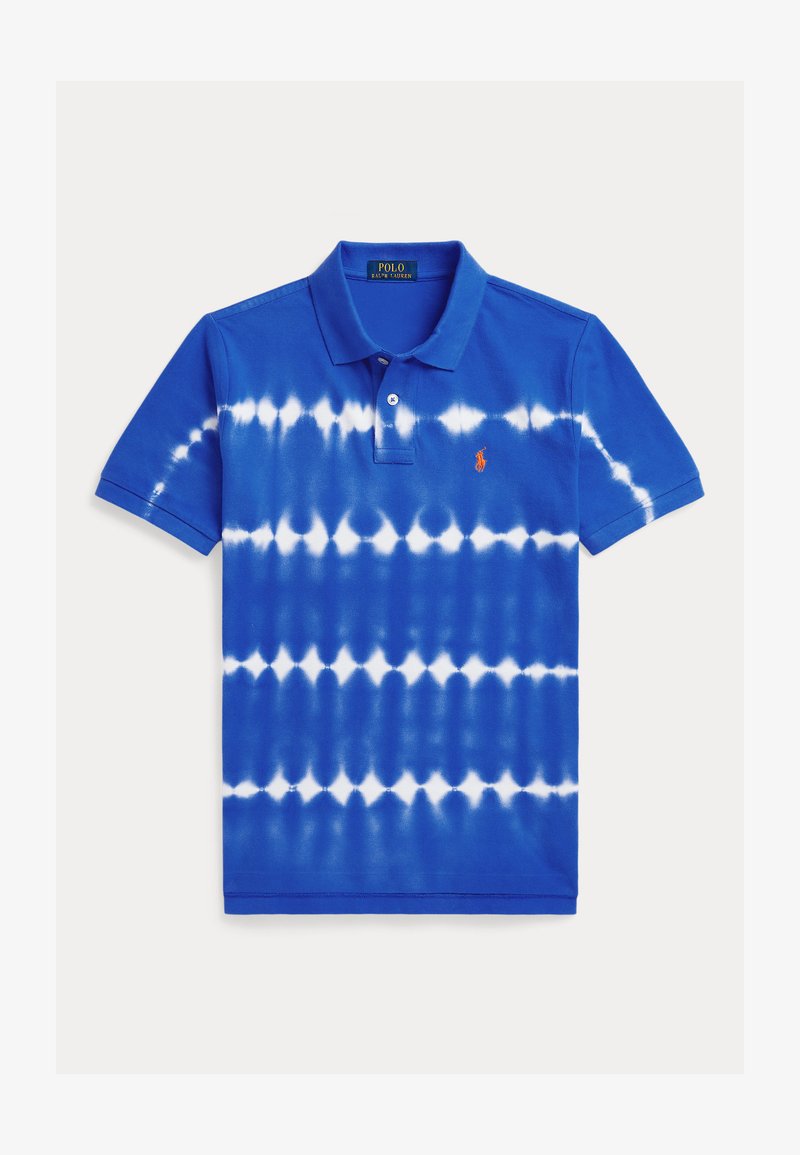 Polo bleu avec des rayures horizontales blanches effet tie-dye et un petit logo orange brodé sur le côté gauche de la poitrine.