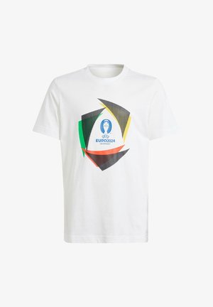 Biała koszulka z krótkim rękawem z logo UEFA EURO 2024 Niemcy oraz kolorowymi geometrycznymi kształtami w zielonym, żółtym, czerwonym i czarnym na środku przodu.
