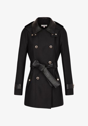 Schwarzer Trenchcoat mit doppelreihigem Design, goldenen Hardware-Details, einem Gürtel mit strukturierter Oberfläche und einem strukturierten Kragen. Glattes Material.