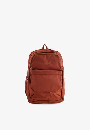 Rugzak in roestkleur met meerdere ritssluitingen en een voorvak, merk "VENEZIA", tegen een witte achtergrond.