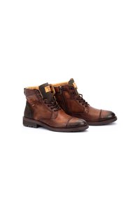 Botas de cuero marrón hasta el tobillo con tejido texturizado, punta redonda, cierre con cordones y cremallera, cuello acolchado y suela de goma marrón.