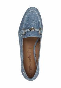 Mocassin bleu denim avec des détails cousus, boucle décorative en or et semelle intérieure en tan marquée "Tamaris" en taille 37.