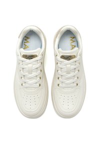 Weiße Ledersneaker mit perforierter Zehenpartie, goldenen Akzenten, weißen Schnürsenkeln und einem hellblauen Innenfutter mit dem Text "MARIAMARI".