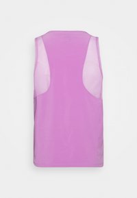 Zadní pohled na sportovní tílko bez rukávů v jednobarevné růžové s krajkovými panely na ramenech a po stranách.