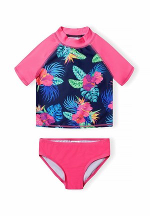 Ensemble de maillot de bain deux pièces comprenant un top à manches courtes bleu marine avec un imprimé floral multicolore et un bas rose uni ; fabriqué à partir d'un matériau extensible.