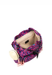 Bunte rosa und blaue Leopardenmuster-Stofftasche mit einem cremigen Innenfutter, zwei Reißverschlusstaschen und Akzentdetails in zartem Rosa.