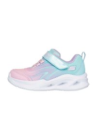 Zapatilla deportiva colorida que presenta un degradado de malla en tonos rosa y azul, con suela de goma blanca, correa ajustable y acentos decorativos.