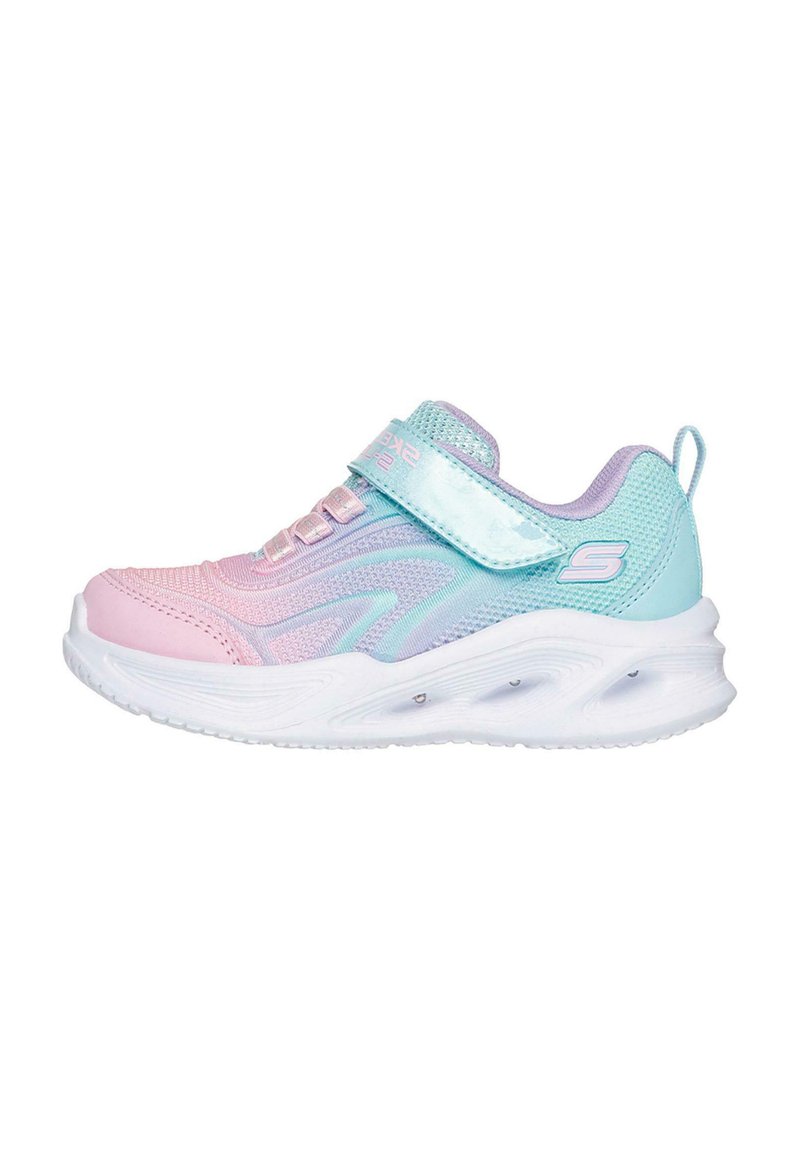 Zapatilla deportiva colorida que presenta un degradado de malla en tonos rosa y azul, con suela de goma blanca, correa ajustable y acentos decorativos.