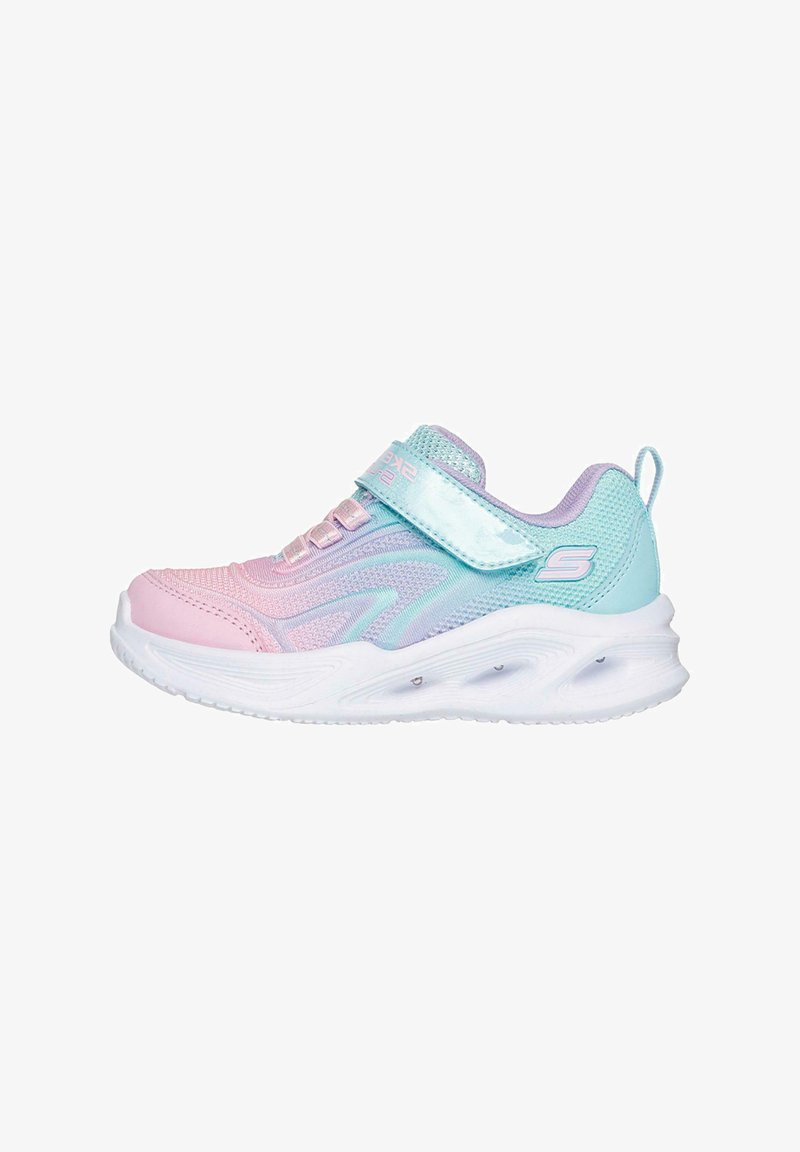 Zapatilla deportiva colorida que presenta un degradado de malla en tonos rosa y azul, con suela de goma blanca, correa ajustable y acentos decorativos.