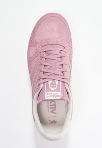 Rosa mockasneaker med strukturerade detaljer, rundad tå och snörning framtill. Har ett ljust grått inre och anpassad innersula.